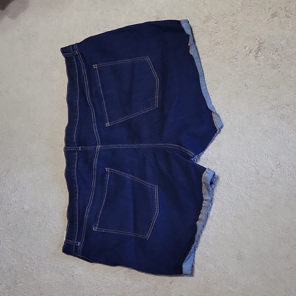 Shorts - Picture 3 of 3